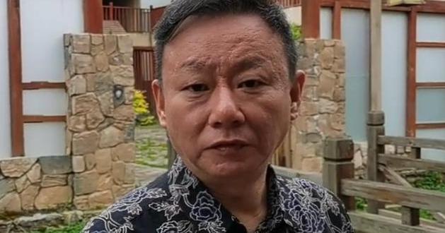 春晚|春晚常客邵峰：倾家荡产陪妻子抗癌21年，52岁满头白发显心酸