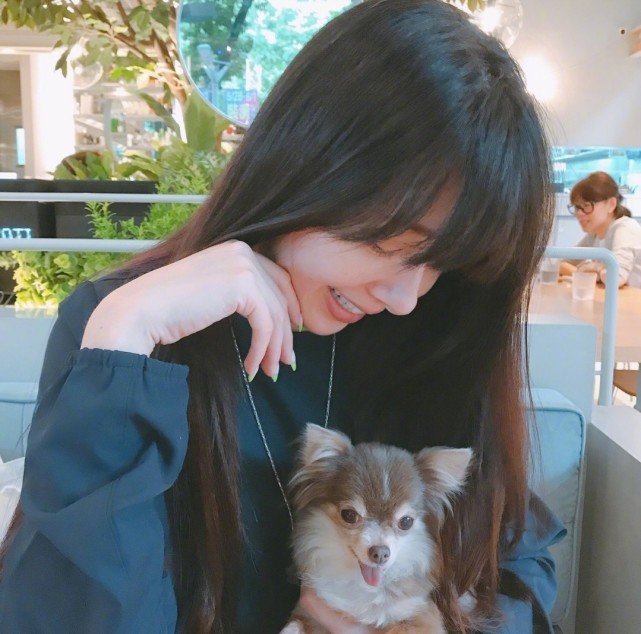 郭碧婷|郭碧婷孕肚被曝光后首晒照，怀孕还涂指甲油，向佐赶来甜蜜留言