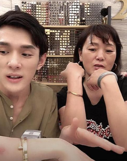 #爽肤水#洗脸后是用精华液还是爽肤水？怪不得皮肤不好！这样做才是正确的