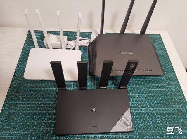 #华为#一场不公平较量，华为AX3Pro路由器评测，穿墙比赛小米路由器蔫了