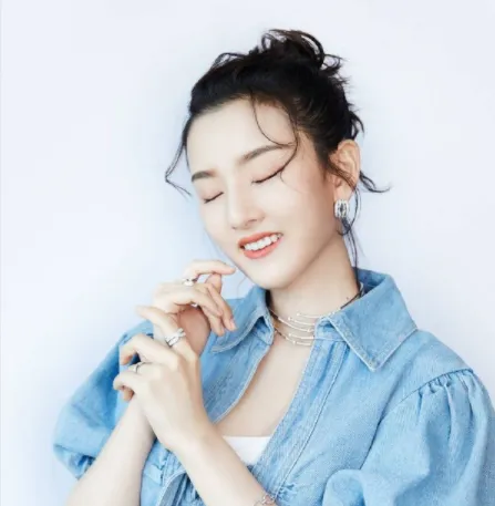 [宋祖儿]宋祖儿化妆时累到睡着，看清无滤镜下的素颜，终于明白直男审美