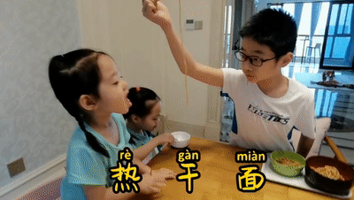 ：杨威晒儿女日常，杨阳洋似钓鱼喂俩妹妹吃饭，妹妹们抢着吃超可爱