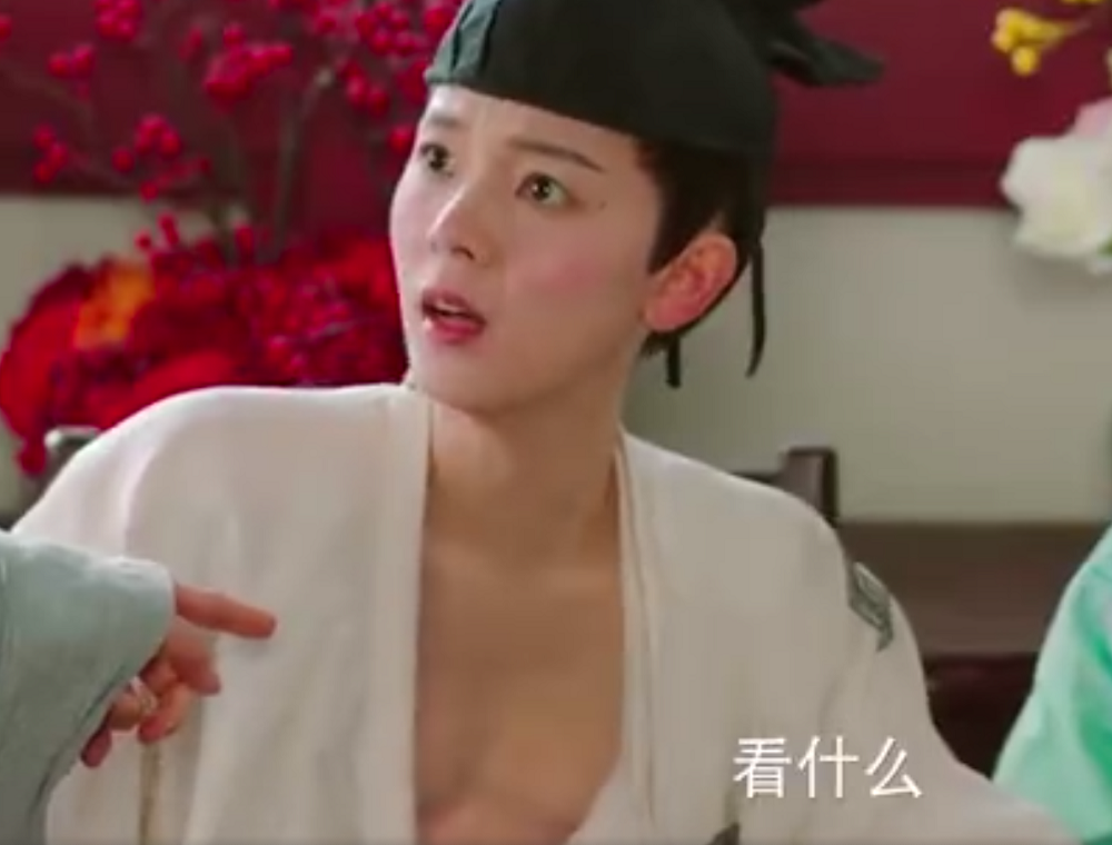【陈瑶】陈瑶敞开衣服秀胸肌，原来是假的？看清用的啥道具，观众吓一跳