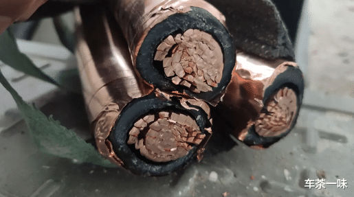 「」“家里电路坏了，爸爸花7万重新装修”活了20年第一次见这么粗的电线