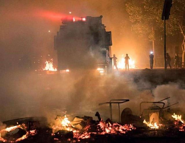 智利首都突然失控！大批示威者毆打警察，縱火焚燒教堂等建築物-圖2