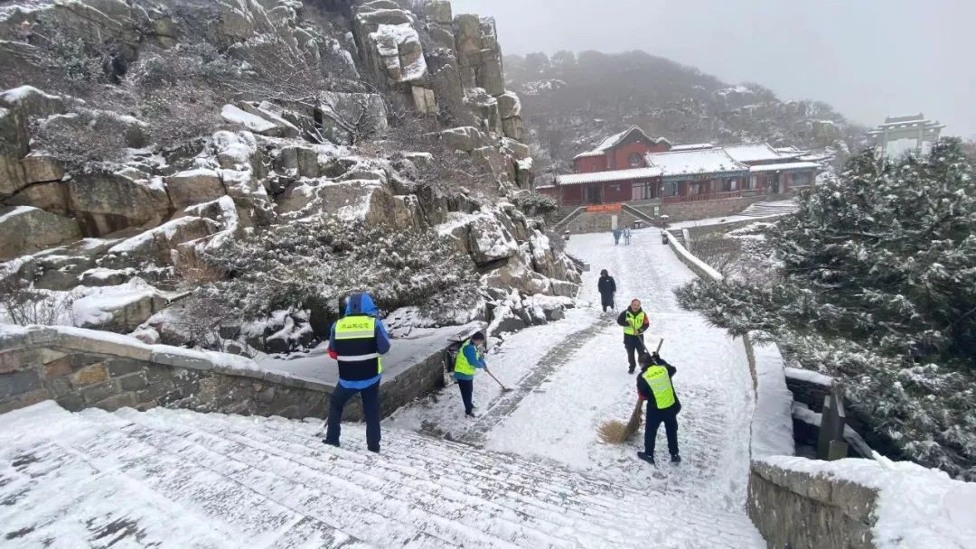 泰安|瑞雪丰年，国泰民安！看，泰安今冬第一场雪，下成这般仙境模样！