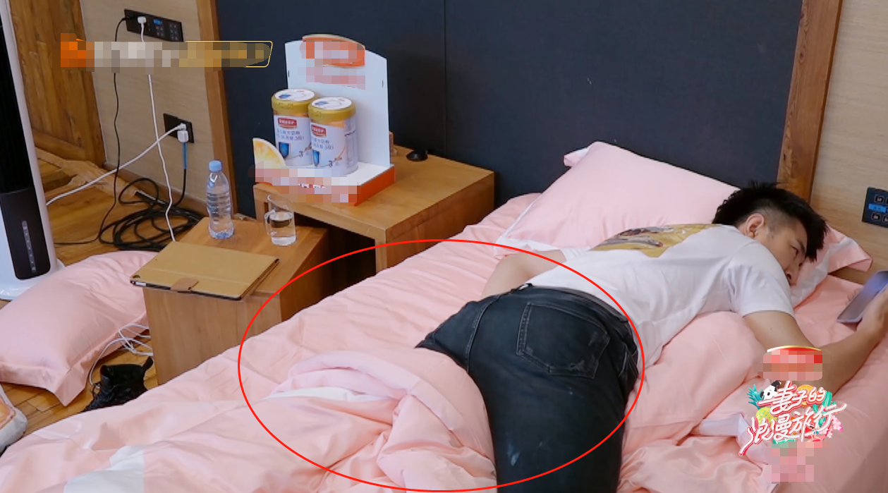 金瀚夹着被子午睡,谁注意他的手部动作?网友:没女友用手指解决