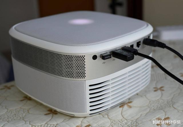 投影仪|白天也能吃鸡看大片，效果媲美万元激光电视，坚果J9投影仪体验