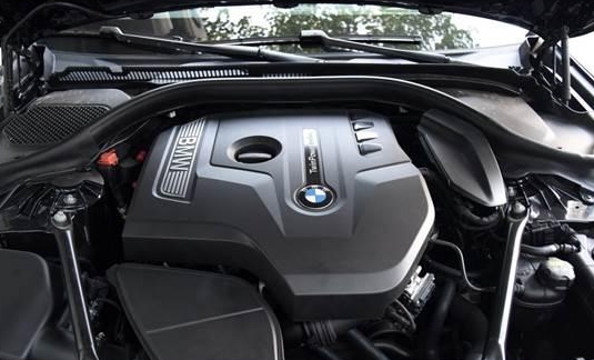 宝马5系|新款奔驰E300和新款宝马5系,该怎么选择?