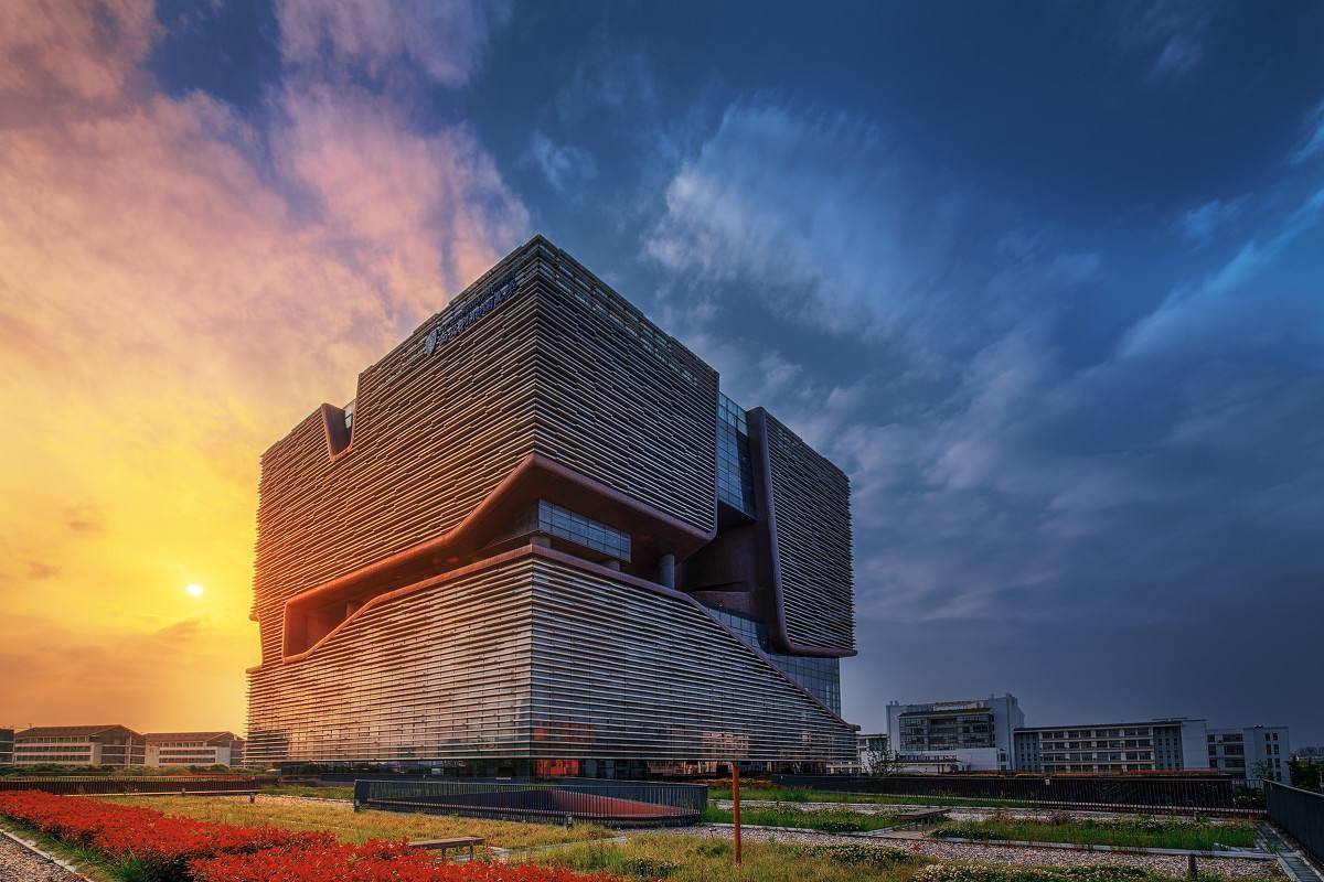 大学|5所学费“贵得离谱”的大学,收到录取通知书时,学生欢喜家长愁