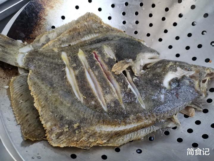 「面粉」烧鱼时，去腥加酒加醋是大错！加30克它，鱼肉细嫩入味，还不腥