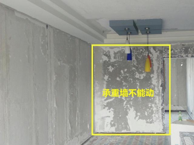 『』承重墙不能拆，那就直接绕墙体加圈木台面，瞬间多了个餐厅和书房