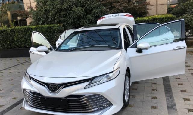 丰田凯美瑞|花21.7万提辆丰田凯美瑞值吗？它的车漆薄吗？看看车主的真实评价