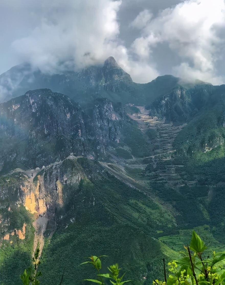 丹霞地貌|云南这几条魔鬼公路，看完就开始瑟瑟发抖！普通司机根本不敢去