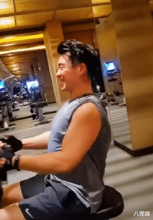 郑恺：郑恺婚后晒老婆苗苗视角健身照，眼神温柔不忘耍帅，拉伸一秒破功