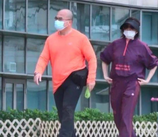 关之琳▲57岁关之琳疑与男模相恋，半月约3次如胶似漆！两人合影却不搭调