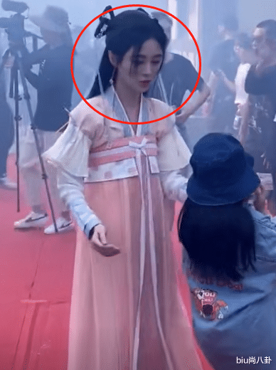 『鞠婧祎』鞠婧祎烟雾天帮小女孩捂嘴被推开，谁注意她的反应？暴露明星脾性