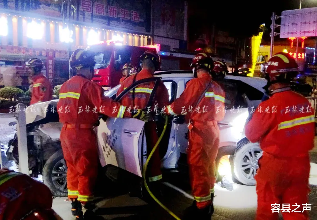 容县之声 凌晨,广西男子开车撞到护栏被困车内,救出后已无生命体征