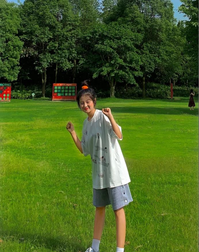 [穿衣搭配]有一种夏季穿搭叫“直男超爱”，短发女生穿特别清纯，简单又高级