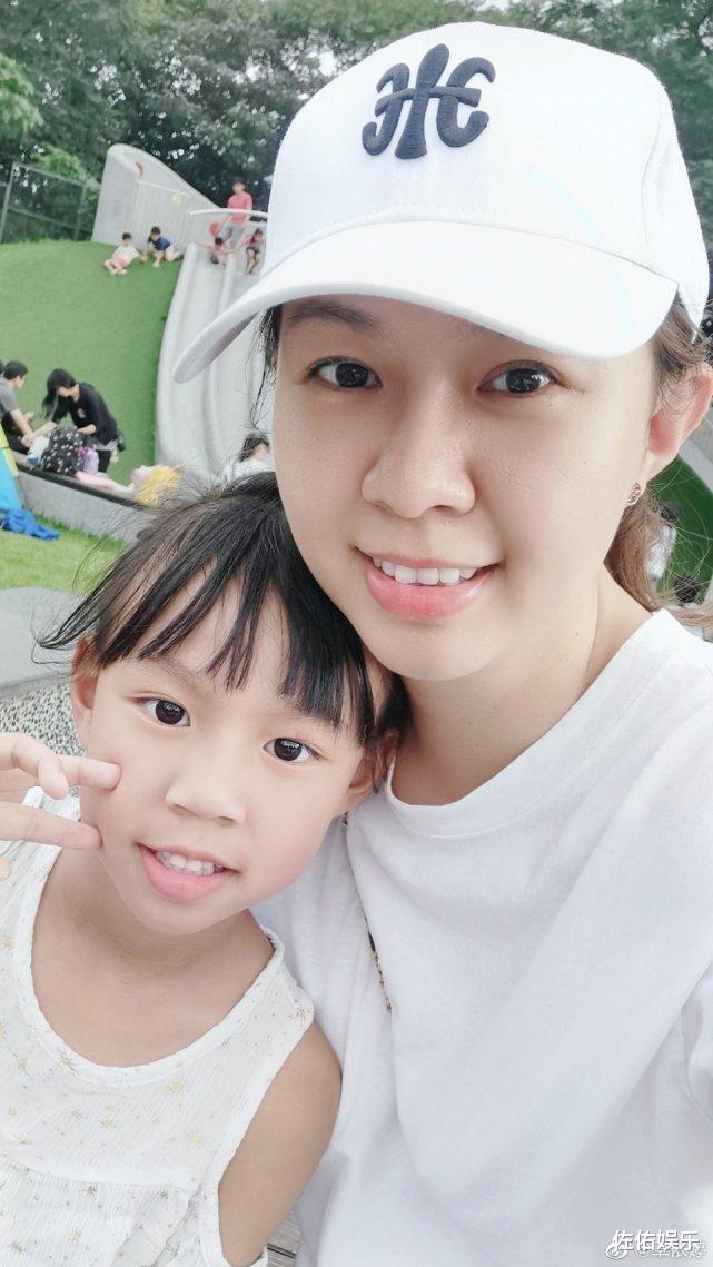 卓依婷|卓依婷与女儿互动超有爱,39岁依旧女神范,被造谣死亡21年