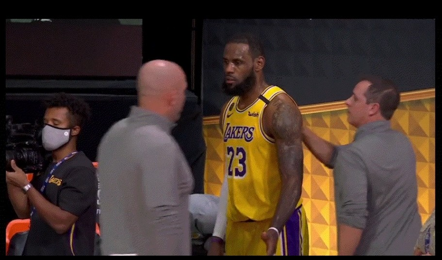 勒布朗·詹姆斯|累了！最后5秒, 詹姆斯累到喘白气，苦战39分钟站不稳了，球迷心疼