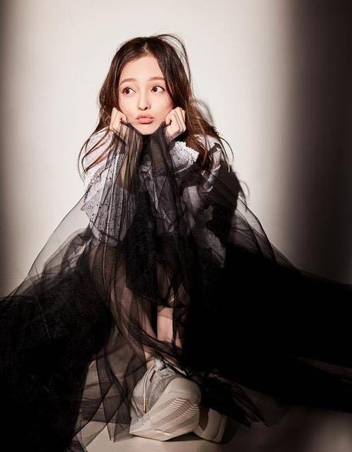 |张韶涵买一座小岛建别墅，门外就是沙滩，装修3千万贫穷限制想象