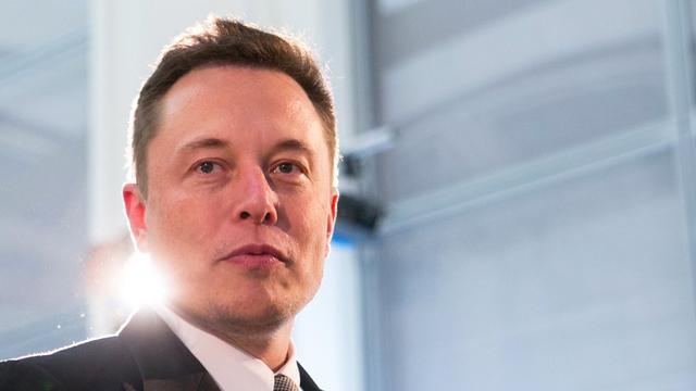 |网友发了一条帖子让马斯克骂他是白痴!