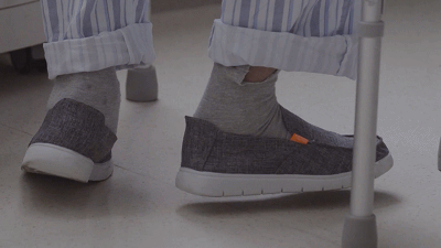 广州日报大洋网|看一次哭一次!身体被敲断4次的“折叠人”出院了