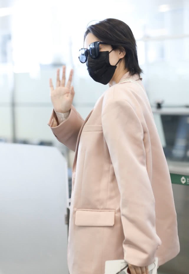 张馨予■张馨予不愧是军嫂！短发造型很帅气，穿粉色西装美腿是\最佳配饰\