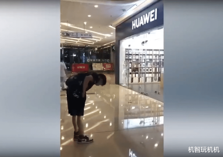 华为|深圳地铁华为站成网红打卡地：果粉手持iPhone齐“砸场”？