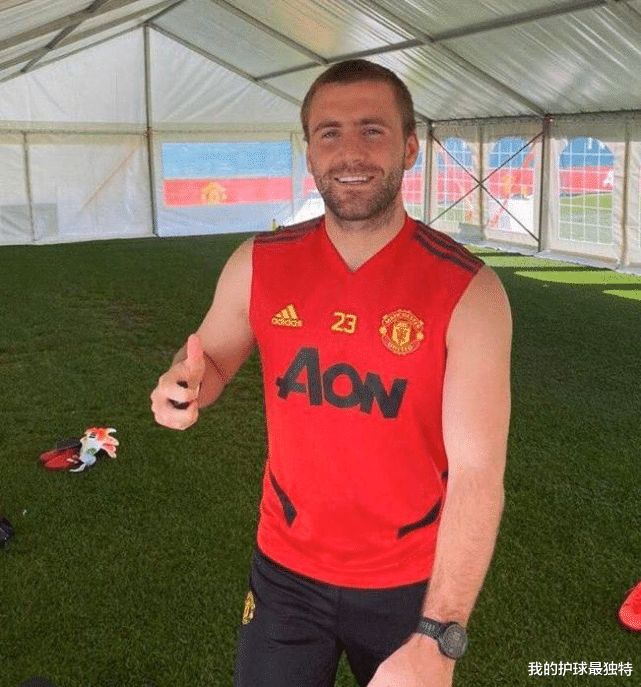 曼联@短短80天!曼联25岁球星明显发福:大肚腩抢眼 肌肉线条消失