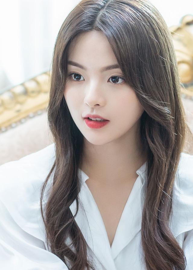 杨超越|杨超越主演《仲夏满天心》，开播立马火爆，到底好看在什么地方？