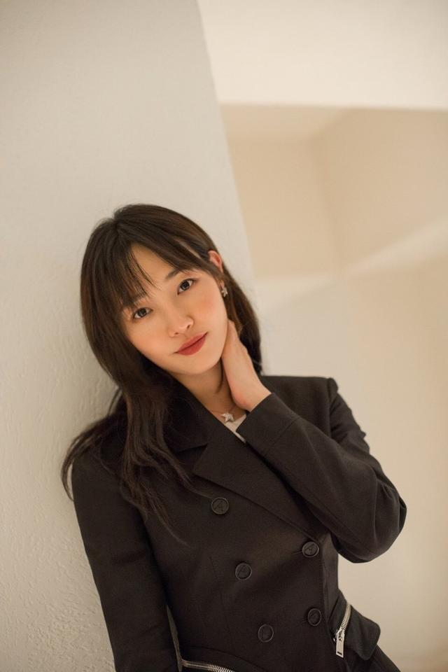 「白百何」白百何放飞自我了，中年换“鸡窝头”好油腻，和当年没法比