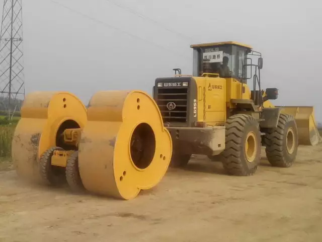 哈威卓有成效冲击碾 冲击式压路机和振动压路机配合能起到什么效果？冲击碾压利器