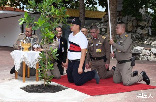 泰國兒子不“憨”瞭！下跪種樹祈福，得國王重視安排6個侍衛照顧-圖4