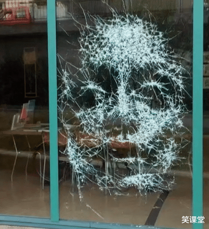 眼镜王蛇|“眼镜王蛇蜕皮脱水严重,小伙主动喂水”哈哈哈哈意外的结果