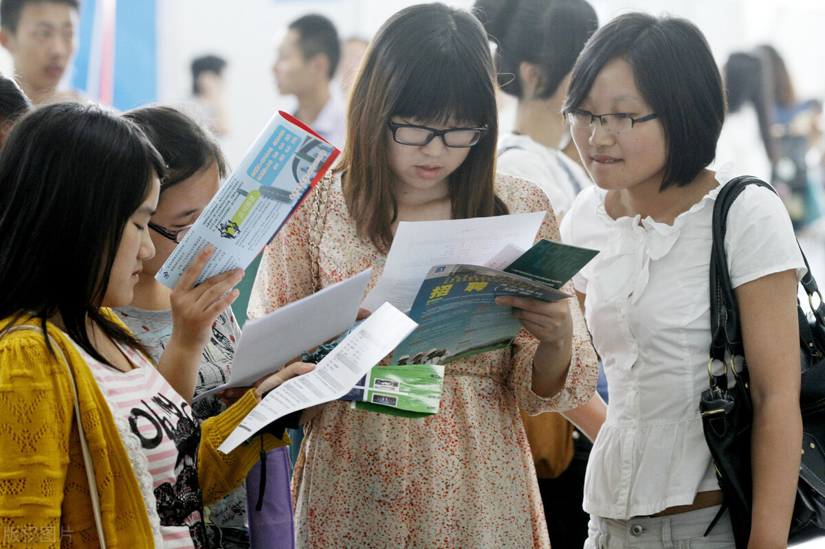 政审|2021国考招聘发布，4类人不能参加考试，家里有关系也没用