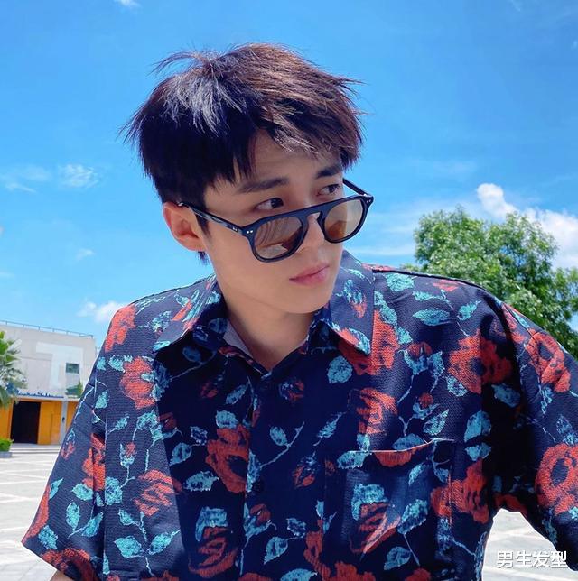 『发型』男生留“背头”发型太油腻了！夏天应该剪这4款，清爽干净又帅气