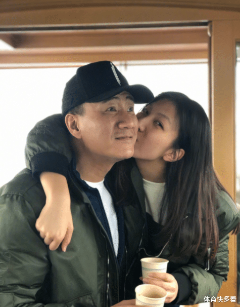 胡军|52岁胡军与妻子生活照曝光，两人是初恋，女儿已长成大美人