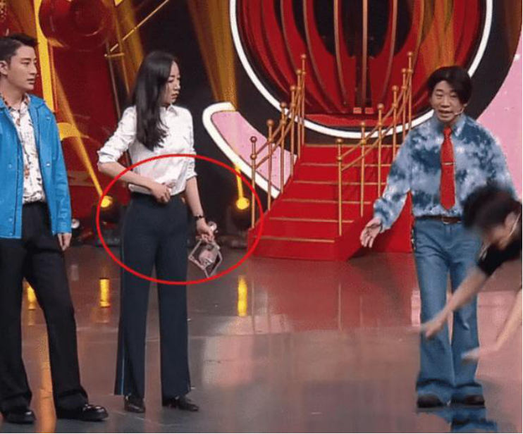 韩雪▲韩雪节目中扣子裂开，杨迪偷偷暗示后，救场堪比“教科书式”救场