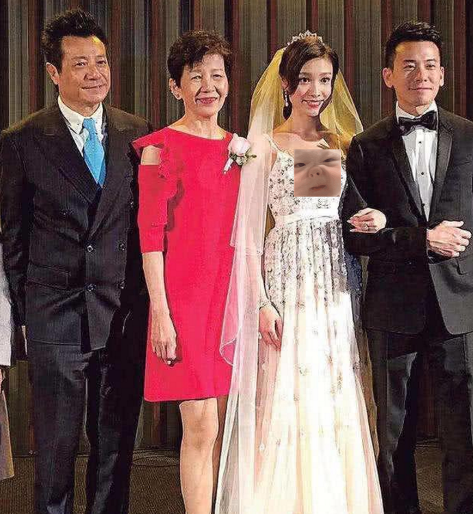 石修|70岁石修与儿媳贴脸庆生引争议，曾与29岁tvb小花演夫妻！