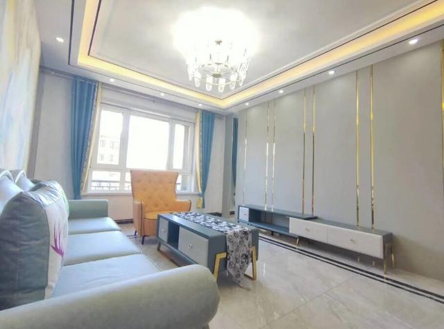 |刚装到一半原房东不喜欢，和我和老公买下来，添加软装后超好看！