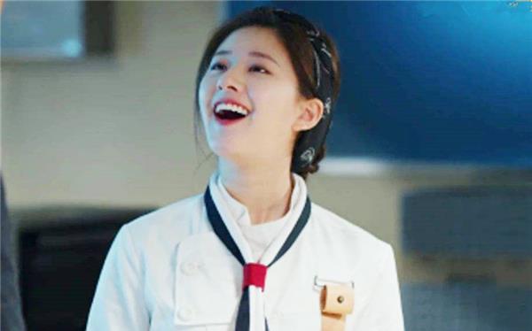 赵露思|都说赵露思是赵丽颖接班人，当两人同穿厨师装，差距一目了然