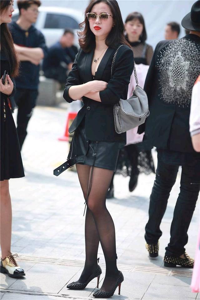 穿衣搭配|美艳又超级有气场的职场风穿搭，美女墨镜一戴，谁都不爱