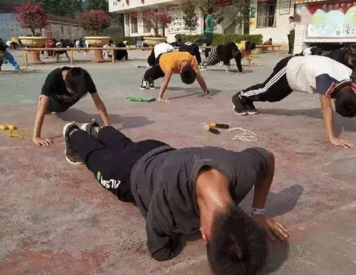 【斯蒂芬·库里】中国独臂少年走红美国，库里送大礼，火箭球星更爽快：你穿多大鞋