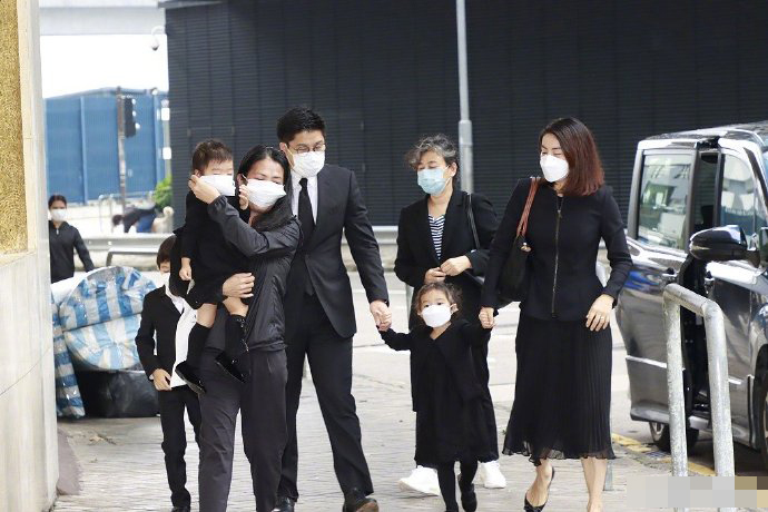 霍英东|霍英东太太出殡，霍启刚郭晶晶和两位妈妈、仨小孩到场送别