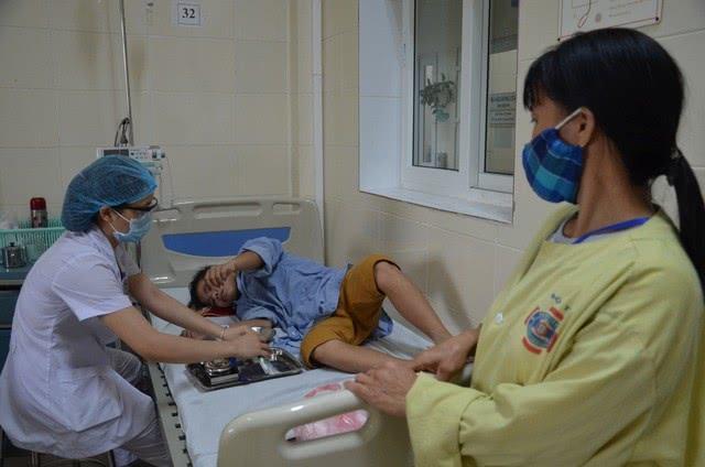 「淋巴癌」女子被迫嫁同村男子生下2娃后丈夫意外离世，如今大儿子又患癌症