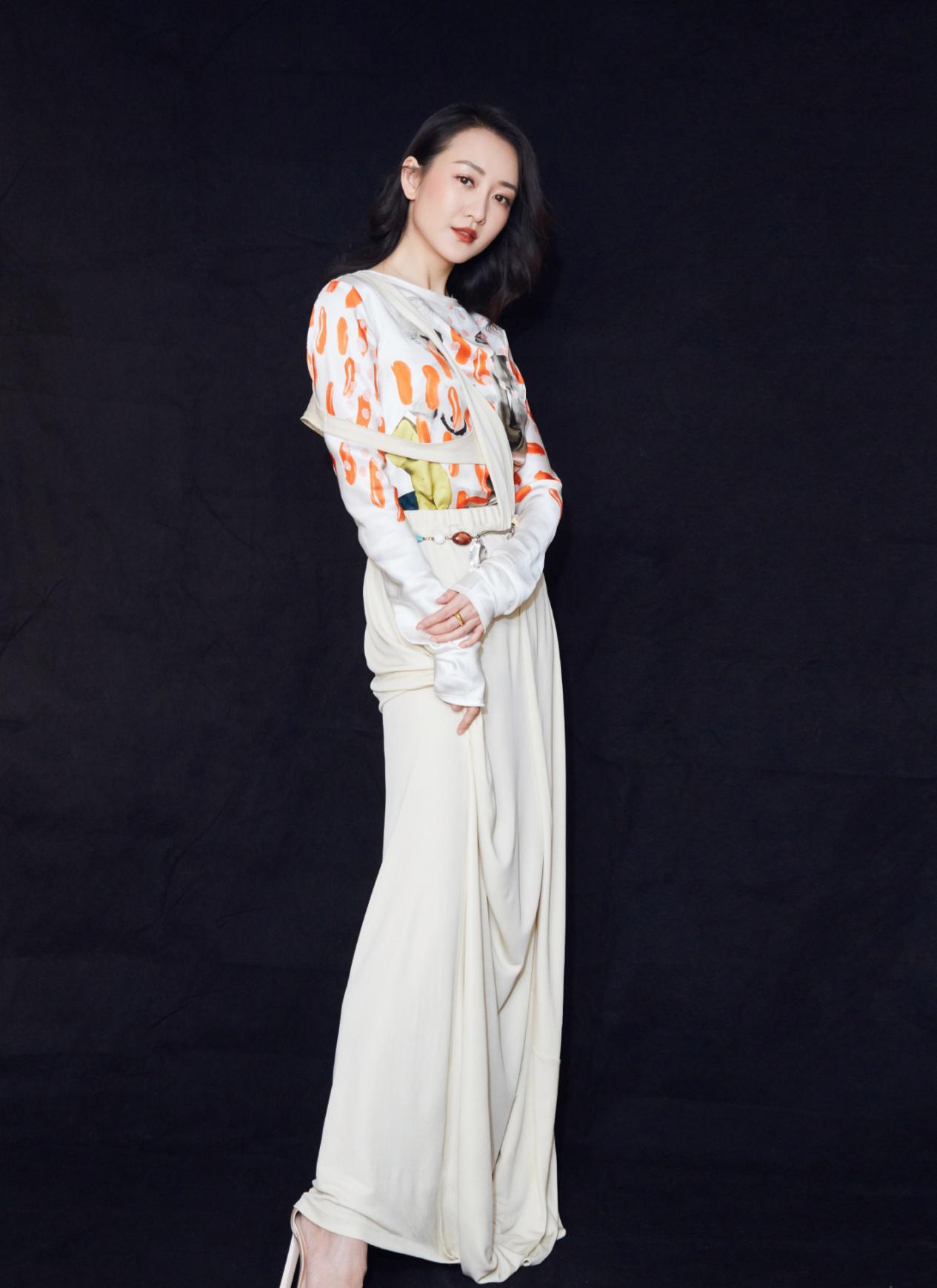 #王鸥#王鸥气场太强,皮质外套配V领打底衣气场十足,一抹红唇高贵冷艳