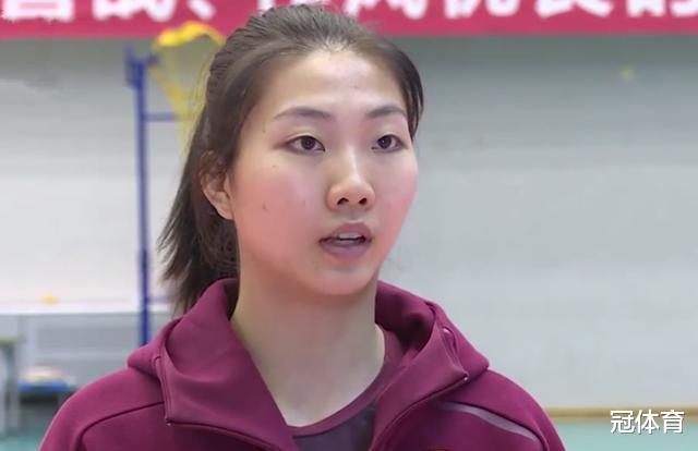 颜妮■女排颜妮终现身，带来一大喜讯，但郎平透露朱婷袁心玥有伤在身