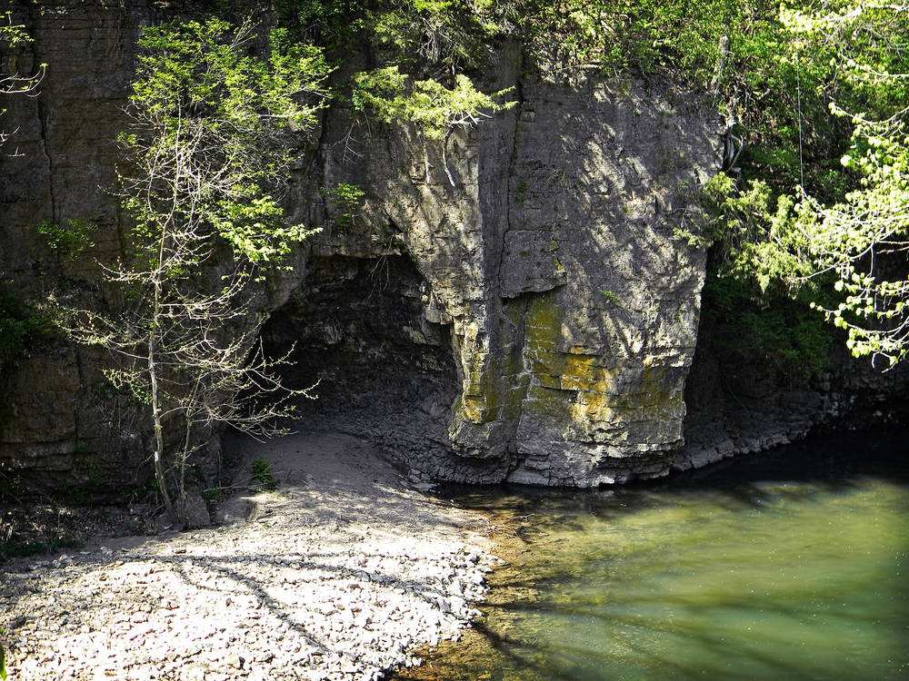趣观历史|农夫在山洞掘出一百多斤黄金，拿到银行柜台兑钱，没想到等来警察